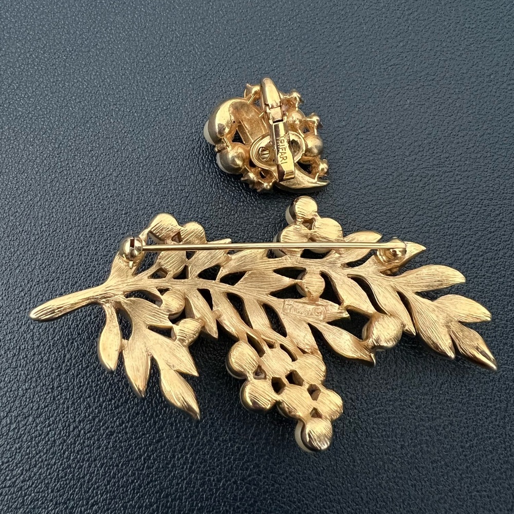 Signed Trifari Vintage Gold Tone Metal Leaf Brooch with Faux Pearls + 1 earring - Picture 4 of 8